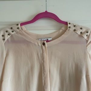 Sheet Shirt with spikes on shoulder